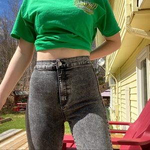 Super high waisted jeans.